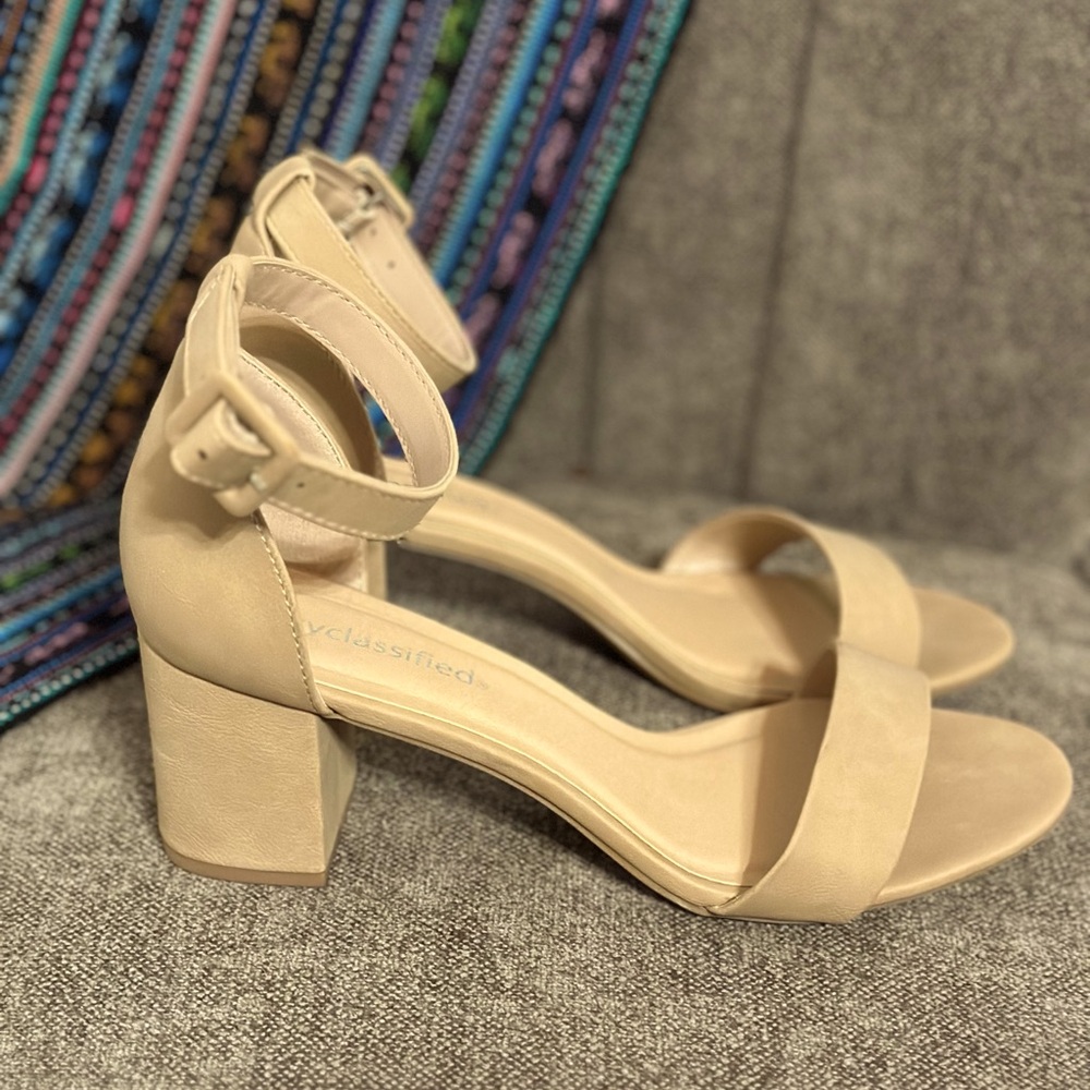 Worn once. Fits 9-9.5 size.